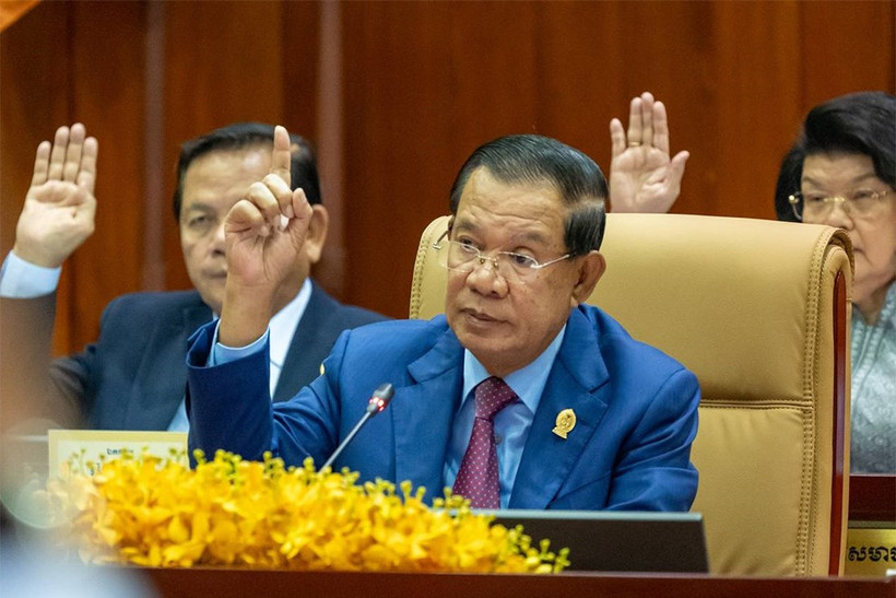 Cambodian Senate President Hun Sen votes at the National Assembly and Senate joint congress on June 2. (Photo: phnompenhpost.com)