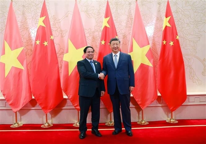 Vietnamese Prime Minister Pham Minh Chinh (L) and General Secretary of the Communist Party of China (CPC) Central Committee and President of China Xi Jinping at their meeting on August 31. (Photo: VNA)