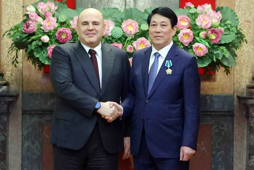 Vietnamese State President Luong Cuong (R) shakes hands with Russian Prime Minister Mikhail Mishustin. (Photo: VNA)