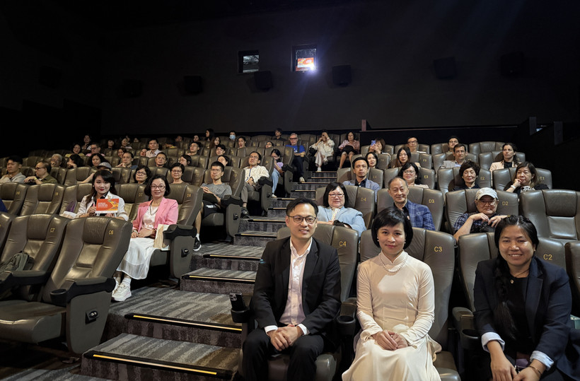 The audience at the screening of the Vietnamese film “Dao, Pho and Piano” (Peach Blossom, Pho and Piano) at the 3rd ASEAN Film Festival in Hong Kong (China). (Photo: VNA)