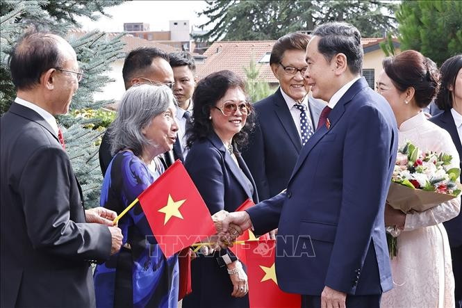 National Assembly (NA) Chairman Tran Thanh Man and his spouse Nguyen Thi Thanh Nga meet with staff from Vietnamese representative offices in Switzerland on July 27 in Geneva. (Photo: VNA)