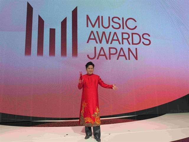 Tung Duong wears ao dai to receive the International Special Award at MAJ 2025 in Kyoto, Japan. (Photos courtesy of MAJ)