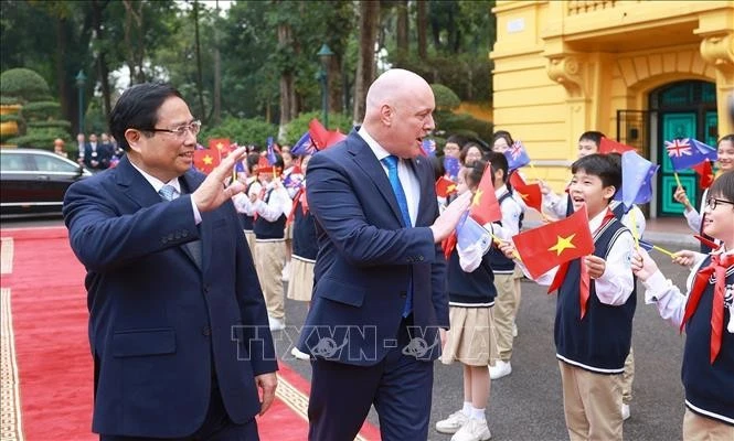 PM Pham Minh Chinh and his New Zealand counterpart Christopher Luxon are welcomed by Hanoi students. (Photo: VNA)