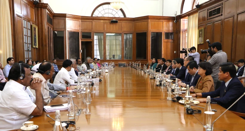 An overview of the meeting between National Assembly Vice Chairman Nguyen Duc Hai and representatives from the Standing Committee on Finance under the Indian Lok Sabha (Photo: VNA)