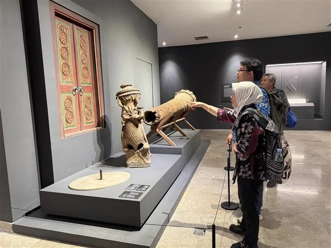 People visit the exhibition. (Photo: VNA)