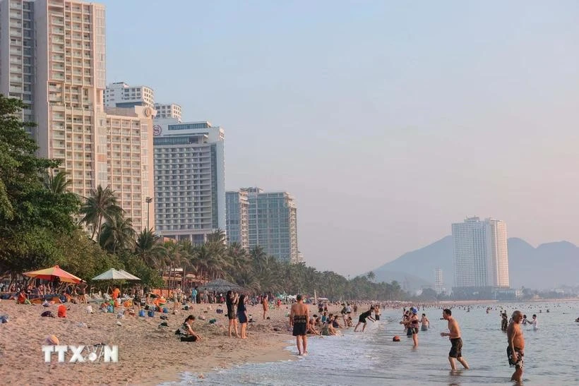 Withits pristine beaches, crystal-clear water, and rich cuisine, Nha Trang attracts many tourists to relax and have fun. (Photo: VNA)