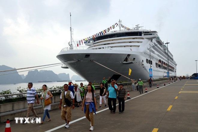 Quang Ninh welcomes Pacific World cruise ship carrying 1,700 foreign tourists on April 30. (Photo: VNA)