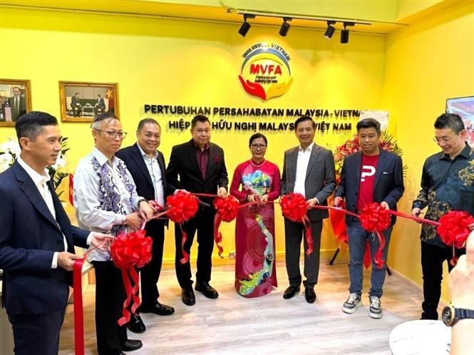 Delegates cut the ribbon to open the Malaysia – Vietnam Friendship Association (VMFA)'s Office in Kuala Lumpur. (Photo: VNA)