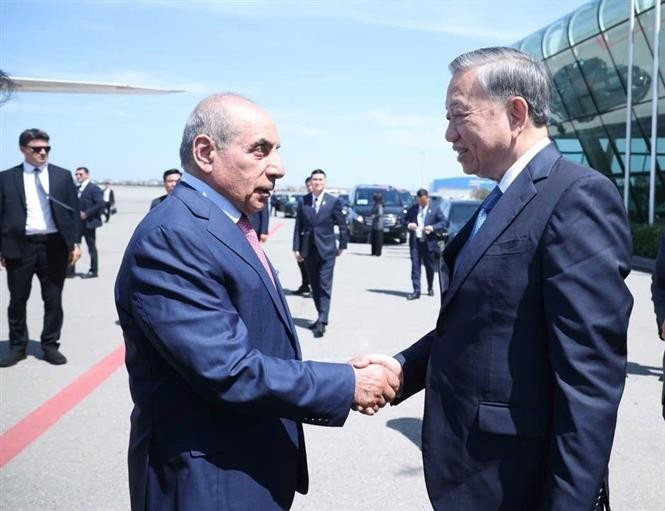 First Deputy Prime Minister of Azerbaijan Yagub Eyyubov (L) sees off Party General Secretary To Lam at the Heydar Aliyev International Airport in Baku on May 8. (Photo: VNA)