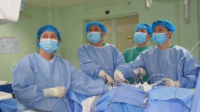 Doctors at Can Tho Central General Hospital perform a kidney transplant. (Photo courtesy of the hospital)