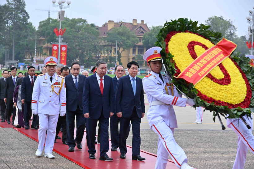 A high-ranking delegation of the Party Central Committee, State, National Assembly, Government, and Vietnam Fatherland Front Central Committee lay wreaths and paid tribute at the mausoleum of President Ho Chi Minh on the morning of April 29. (Photo: VNA)