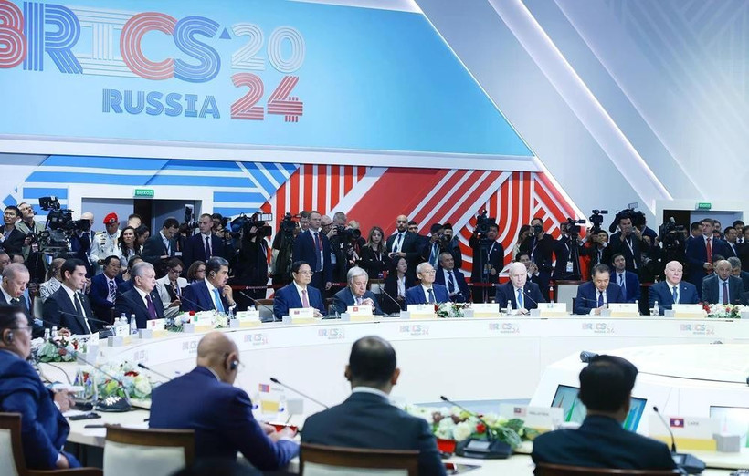 Prime Minister Pham Minh Chinh (fifth from left) attends and delivers a speech at the the plenary session of the expanded BRICS Summit in Kazan, Russia, in October 2024. (Photo: VNA)