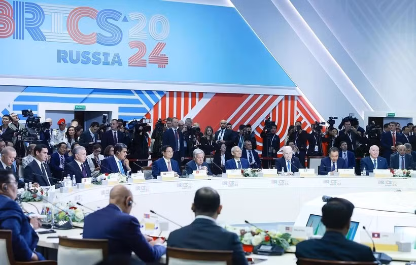 Prime Minister Pham Minh Chinh (fifth from left) attends and delivers a speech at the the plenary session of the expanded BRICS Summit in Kazan, Russia, in October 2024. (Photo: VNA)