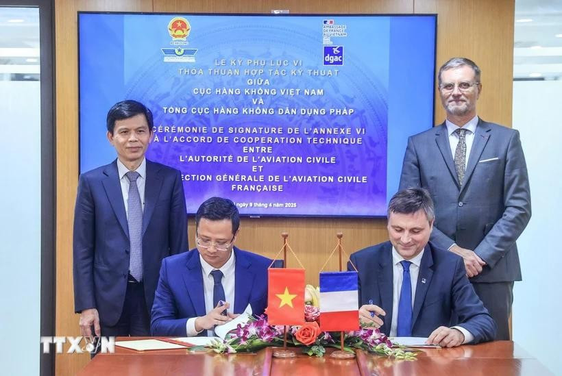 Representatives from the Civil Aviation Authority of Vietnam (CAAV) and the French Civil Aviation Authority (DGAC) at the signing ceremony. (Photo: VNA)
