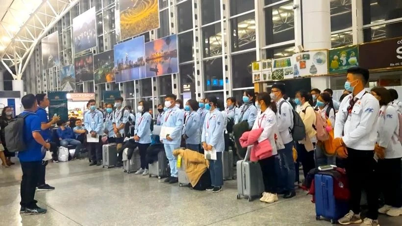 Vietnamese workers complete procedures to travel to work abroad - Illustrative image (Photo: VNA)