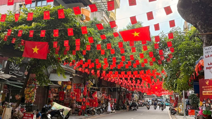 A street in Hanoi is brightly decorated with flags, flowers, banners and posters to celebrate the 80th National Day (September 2). (Photo: VNA)