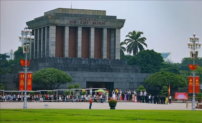 People visit the Ho Chi Minh Mausoleum. (Photo: VNA)