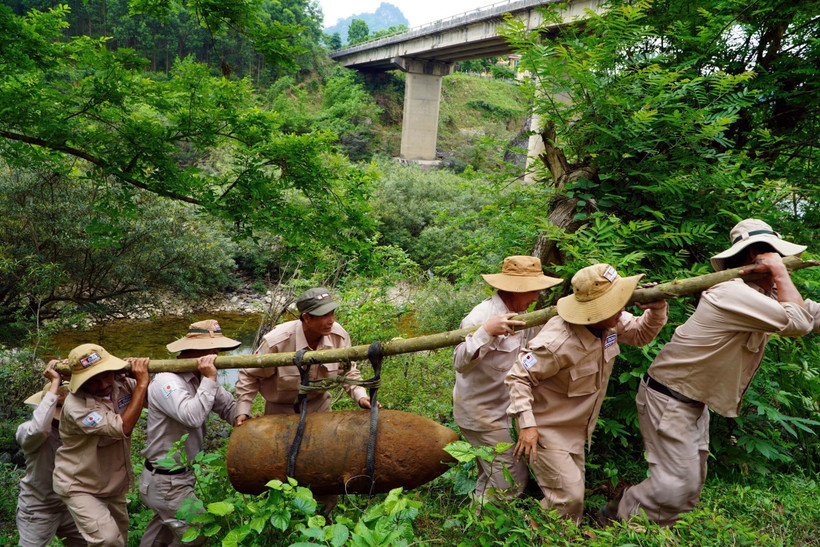 The mobile bomb disposal team from the Mines Advisory Group transports the bomb to a demolition site. (Photo: VNA)