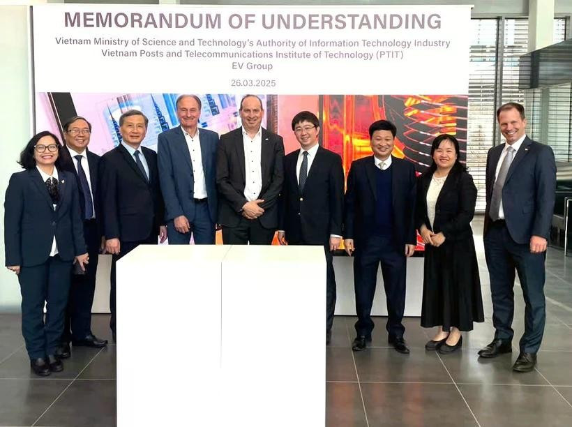 Chairman of the National Assembly’s Committee for Science, Technology and Environment Le Quang Huy (third from left) and Deputy Minister of Science and Technology Bui Hoang Phuong (fourth from right) witness the signing of a Memorandum of Understanding (MoU) between the units (Photo: Ministry of Science and Technology)
