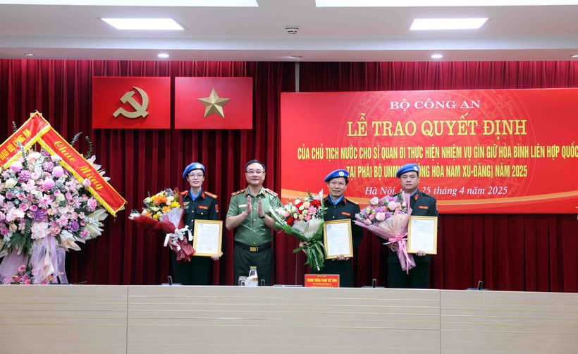 At the handover ceremony (Photo: VNA)