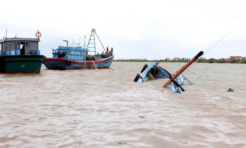 Rescure forces bring all crew members on a watercraft that was capsized to shore safely on the Chanh River, Quang Yen ward, Quang Ninh province. (Photo: VNA)