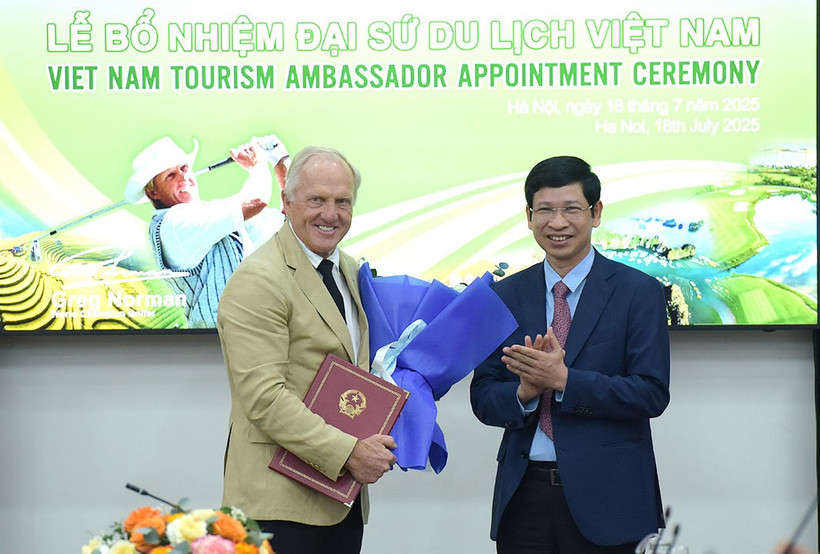 Deputy Minister of Culture, Sports, and Tourism Ho An Phong (R) officially presents the decision appointing global golf legend Gregory John Norman as Vietnam’s Tourism Ambassador for the 2025–2030 term. (Photo: titc.vn)