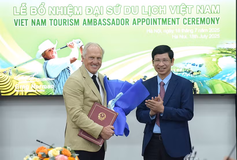 Deputy Minister of Culture, Sports, and Tourism Ho An Phong (R) officially presents the decision appointing global golf legend Gregory John Norman as Vietnam’s Tourism Ambassador for the 2025–2030 term. (Photo: titc.vn)