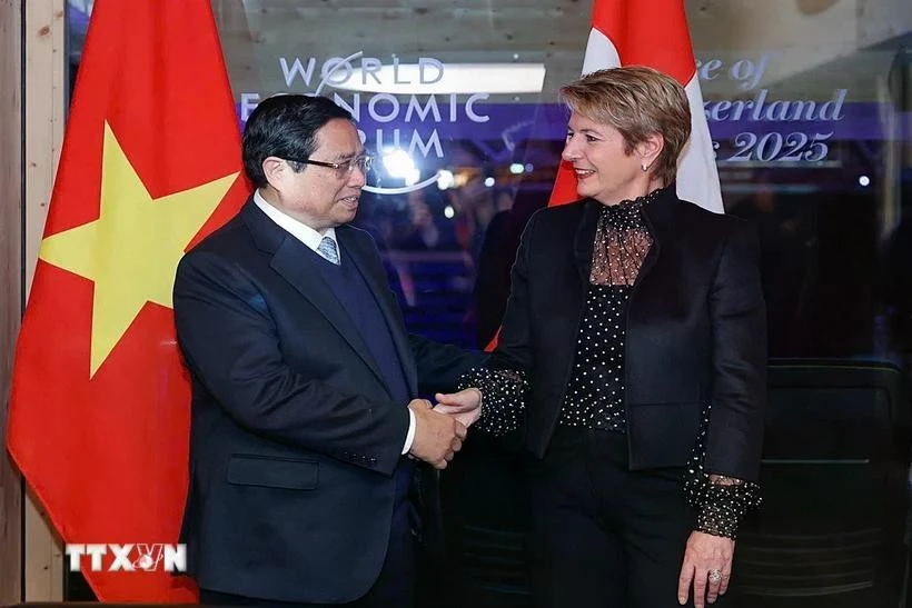 Prime Minister Pham Minh Chinh (L) holds talks with and Swiss President Karin Keller-Sutter in Davos on January 21, 2025 (Photo: VNA)