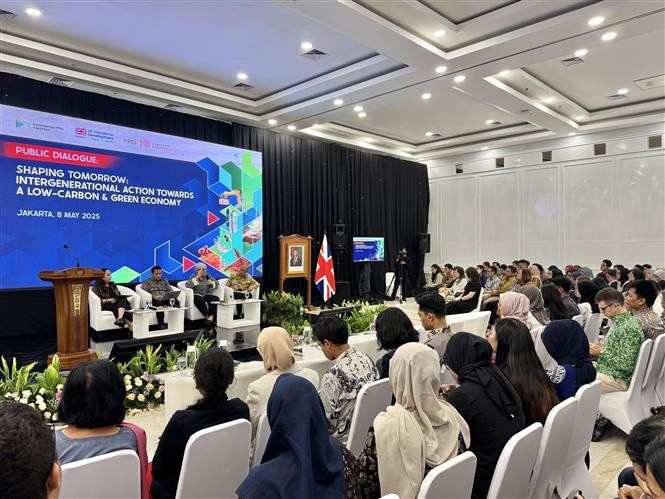 Indonesia’s Ministry of National Development Planning and the UK Embassy in Indonesia co-organise the public dialogue Shaping Tomorrow: Intergenerational Action Towards A Low-Carbon and Green Economy” on May 8. (Photo: VNA)
