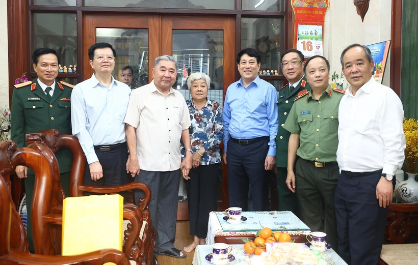 President Luong Cuong (fourth, right) and his entourage visit the family of Vo Dai Nhan and Vo Thi Van who are outstanding veteran revolutionaries in Long Xuyen city. (Photo: VNA)