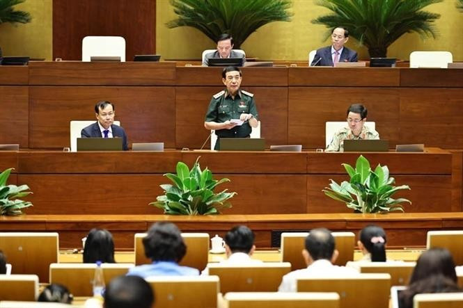 Minister of National Defence General Phan Van Giang addresses the event, clarifies key issues raised by deputies. (Photo: VNA)