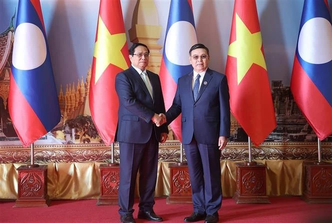 PM Pham Minh Chinh (L) and President of the Lao National Assembly Saysomphone Phomvihane (Photo: VNA)