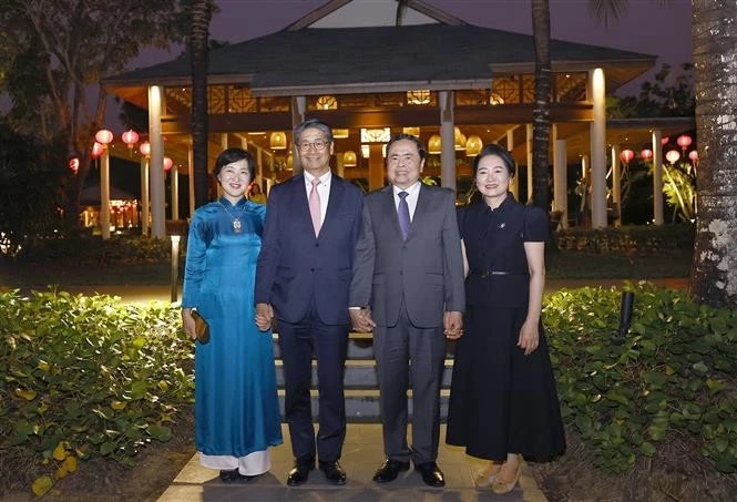 National Assembly (NA) Chairman Tran Thanh Man (secon, from right) and his spouse are with Japanese Ambassador to Vietnam Ito Naoki and his spouse. (Photo: VNA)