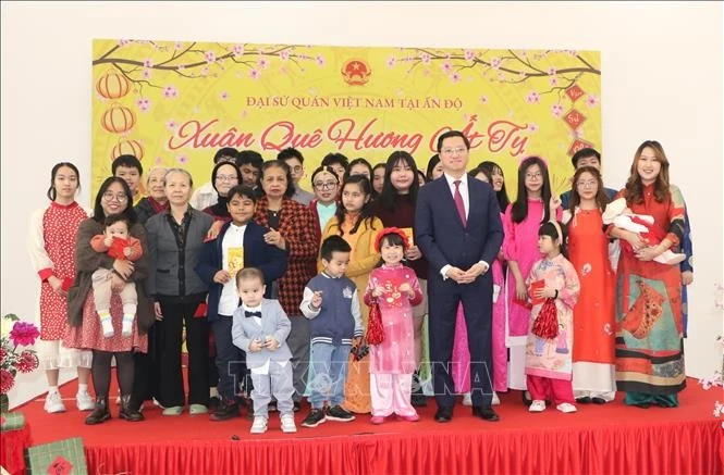 Participants pose for a group photo at the “Xuan Que Huong” (Homeland Spring) programme in New Delhi, India on January 19, 2025). 