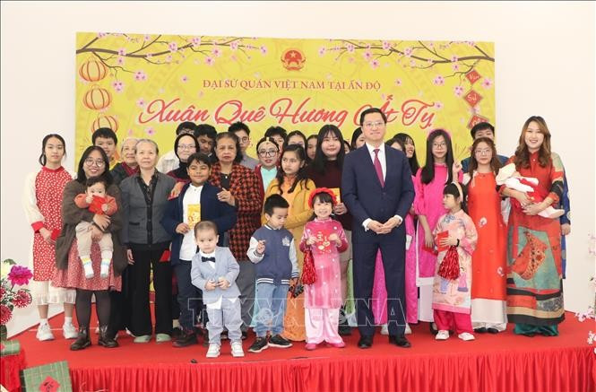 Participants pose for a group photo at the “Xuan Que Huong” (Homeland Spring) programme in New Delhi, India on January 19, 2025). 