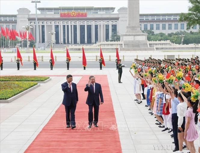 General Secretary of the Communist Party of China Central Committee and President of China Xi Jinping and his spouse preside over the welcoming ceremony for General Secretary of the Communist Party of Vietnam Central Committee and President To Lam and his spouse on a state visit to China from August 18 - 20, 2024. (Photo: VNA)