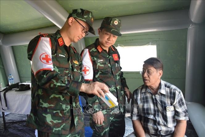 Vietnamese medical officers give medicine to a local man in Myanmar. (Photo: VNA broadcasts)
