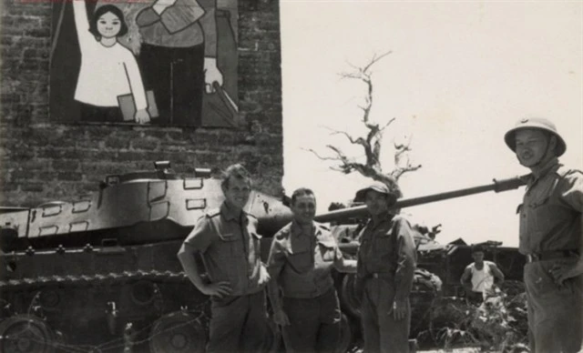 Hungarian journalist László Rozsa (2nd left) seen during a mission trip to the liberated region of Dong Ha, Quang Tri province in 1972. (Photo courtesy of the National Archives Centre III)