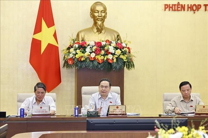 NA Chairman Tran Thanh Man (middle) speaks at the discussion. (Photo: VNA)