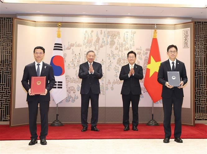Party General Secretary To Lam (left, back row) and President of the Republic of Korea Lee Jae Myung (right, back row) witness the exchange of the MoU on scientific and technological cooperation between the Vietnamese Ministry of Science and Technology. and the Korean Ministry of Science and ICT. (Photo: VNA)