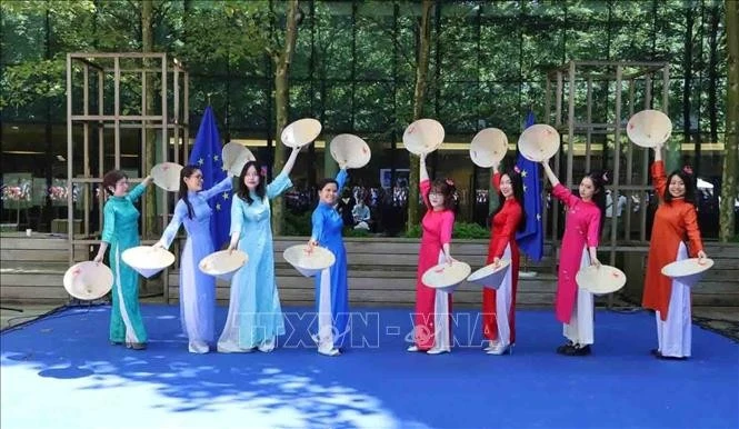 The soulful music set the stage for Vietnamese graceful women in flowing ao dai and tilted conical hats, moving with elegance. (Photo: VNA)