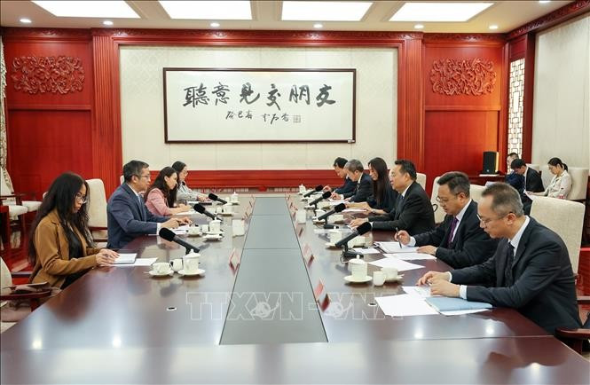At the meeting between Vietnamese Ambassador to China Pham Thanh Binh and Wang Gang, Deputy Director of the Publicity Department of the Communist Party of China (CPC) Central Committee. (Photo: VNA)