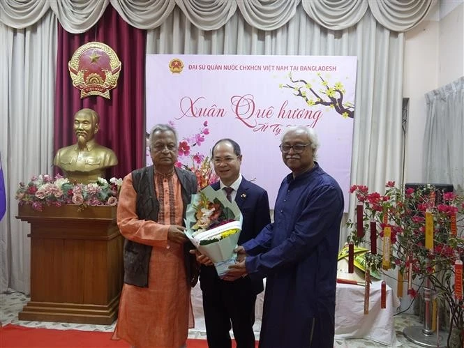 Shah Alam (first left) President of the Communist Party of Bangladesh (CPB), presents flowers to Ambassador Nguyen Manh Cuong at the Homeland Spring programme in Dhaka (Photo: VNA)