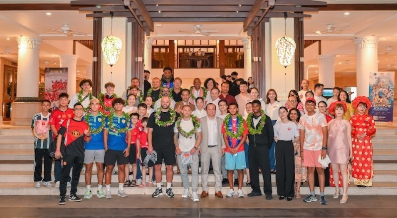 Ex-football stars from Manchester United (MU) and the UK arrives in Da Nang on June 25, 2025. (Photo: VNA)