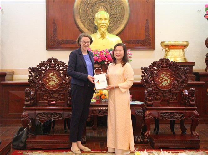 German Consul General Andrea Maria Suhl and Nguyen Thi Ngoc Diep, Vice Chairwoman of the Can Tho People’s Committee (R). (Photo: VNA)