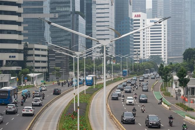 Vehicles travel through the streets of Jakarta, Indonesia. (Photo: Xinhua/VNA)