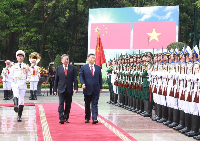 General Secretary of the Communist Party of Vietnam (CPV) Central Committee To Lam (L) and General Secretary of the Communist Party of China (CPC) Central Committee and President of China Xi Jinping review the guard of honour at the welcome ceremony for the top Chinese leader in Hanoi on April 14 afternoon. (Photo: VNA)