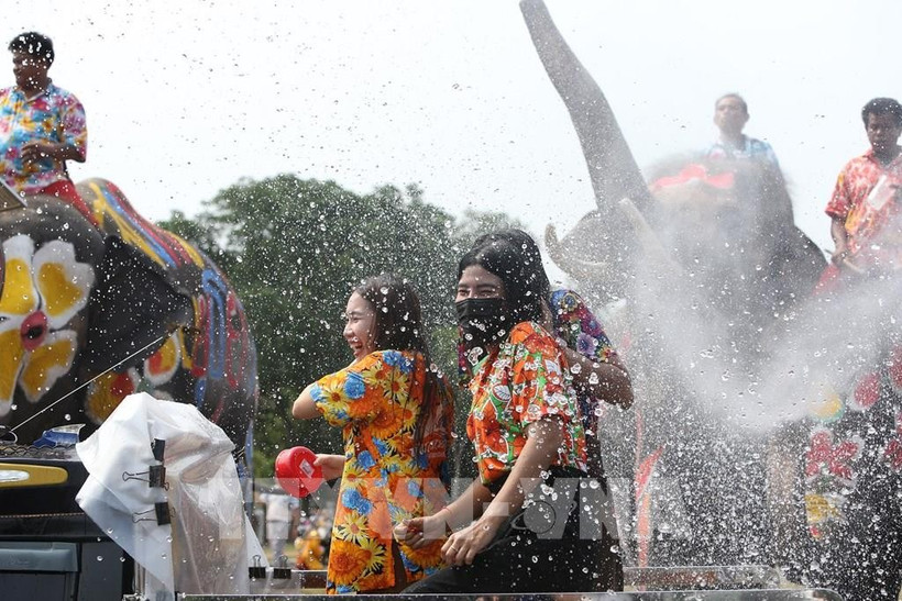 People take part in Songkran festival in Thailand. (Photo: Xinhua/VNA)