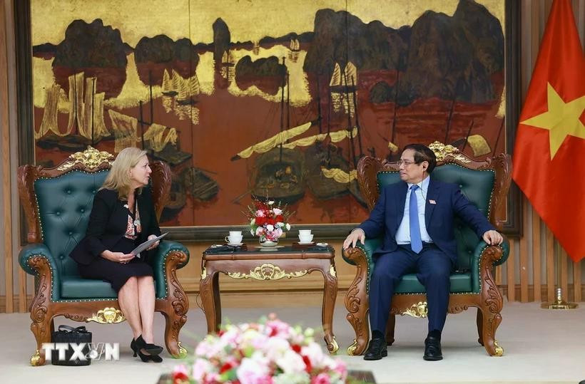 Prime Minister Pham Minh Chinh (R) receives Mariam J. Sherman, World Bank Country Director for Vietnam, Cambodia and Laos in Hanoi on May 15. (Photo: VNA)