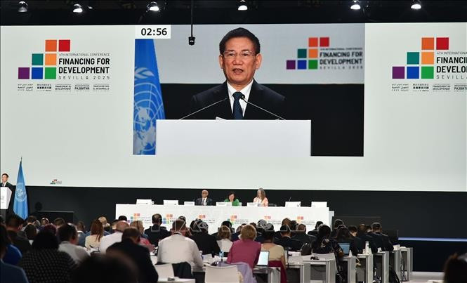 Deputy Prime Minister Ho Duc Phoc speaks at the Plenary Session of the Fourth International Conference on Financing for Development (FfD4). (Photo: VNA)